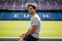 haz foto de perfil de un joven en un estadio de futbol